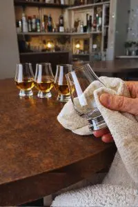Verre Glencairn essuyé avec un chiffon doux après lavage, montrant sa robustesse et sa durabilité