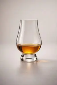 Verre Glencairn classique contenant du whisky ambré, présenté sur fond neutre et lumineux