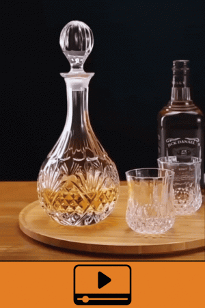 carafe à whisky en verre 800ml design lotus vintage en animation, mise en valeur du bouchon sculpté et des motifs gravés, idéale pour servir le whisky lors de l’apéritif