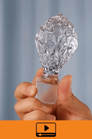 Gros plan sur le bouchon en verre taillé Urban Diamond, motif diamant, vidéo démonstrative
