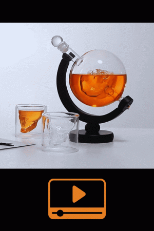carafe à whisky globe crâne en verre avec deux verres assortis, démonstration de service et repose sur socle en bois