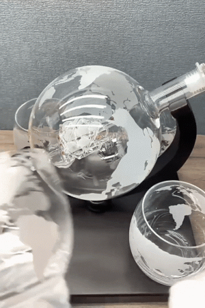 carafe à whisky globe en verre rotative sur support bois avec verres cartographiés et navire intérieur